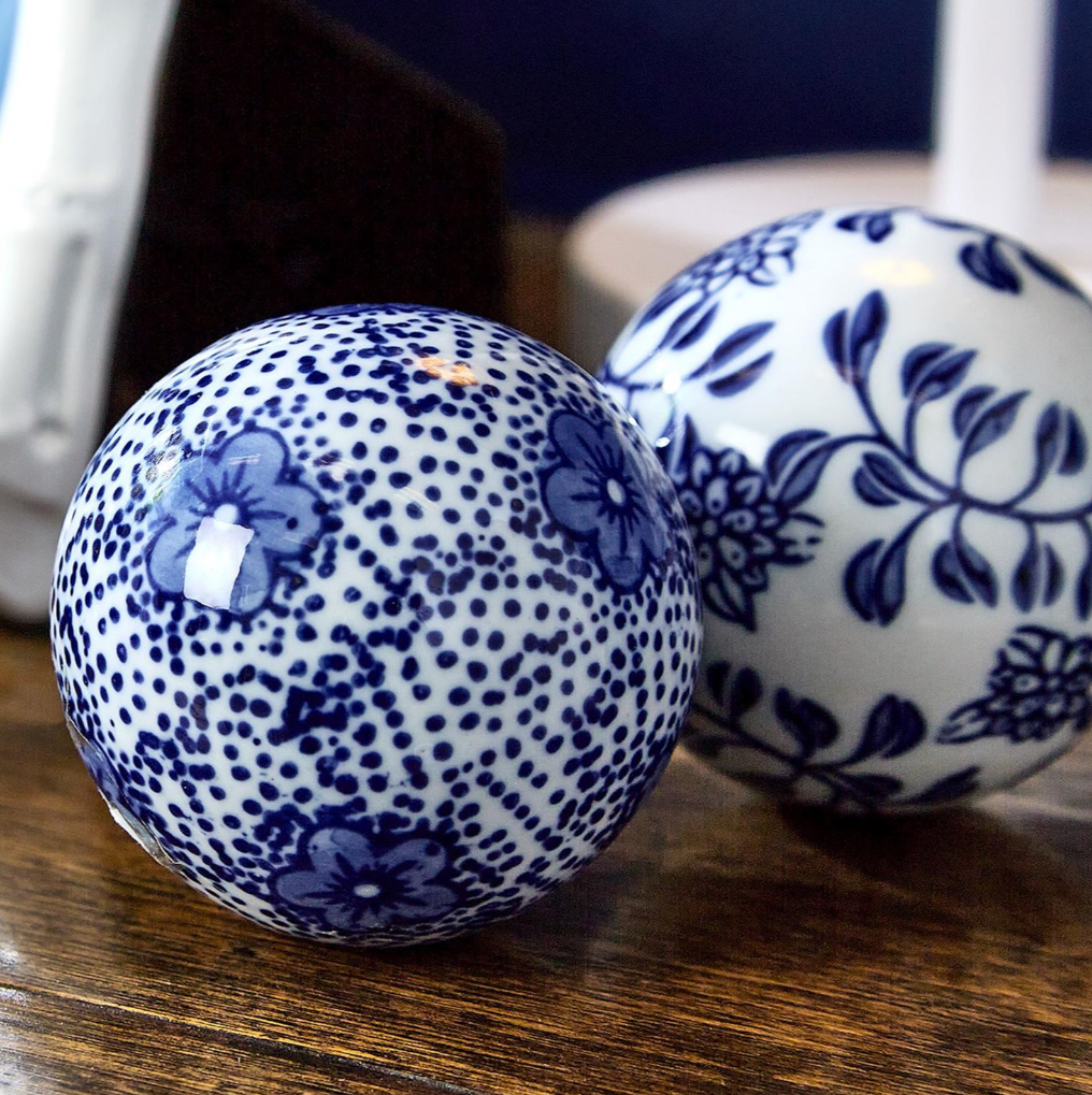 Chinoiserie Set of 6 Hand-Painted Blue and White Decorative Balls - Porcelain